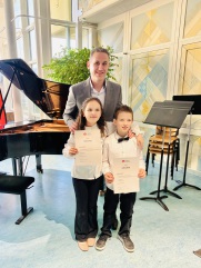 1. Preis mit 24 Punkten bei Jugend Musiziert 2026. Herzlichen Glückwunsch an meine Tochter Alba und meinen Schüler Felix.  Bravoooo…